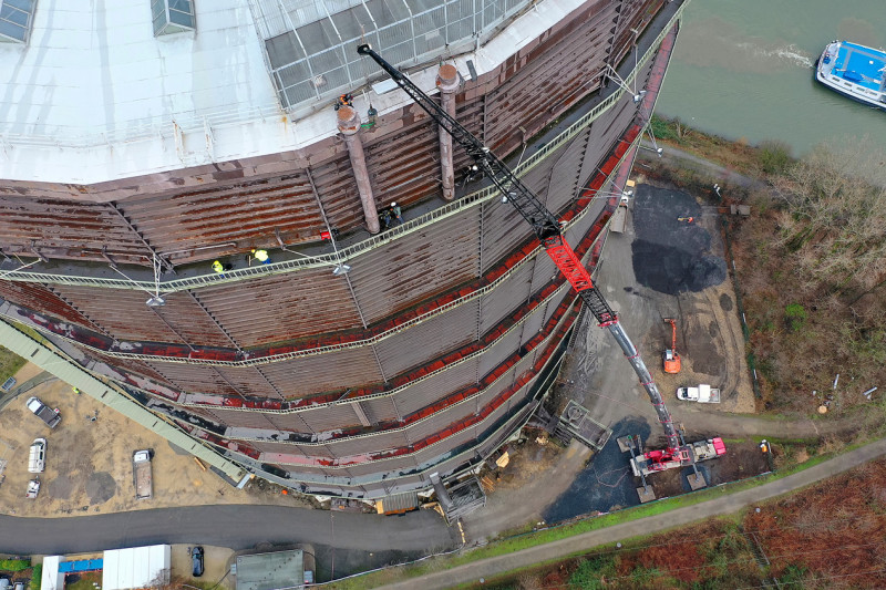 Der Kran am Gasometer aus der der Vogelperspektive fotografiert.