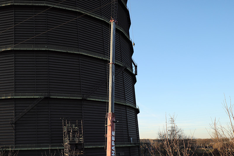 Der einsatzbereite Autokran an der Rückseite des Gasometers.