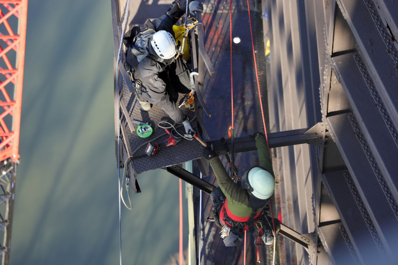 Zwei Industriekletterer bei der Demontage der Umläufe des Gasometers in großer Höhe.