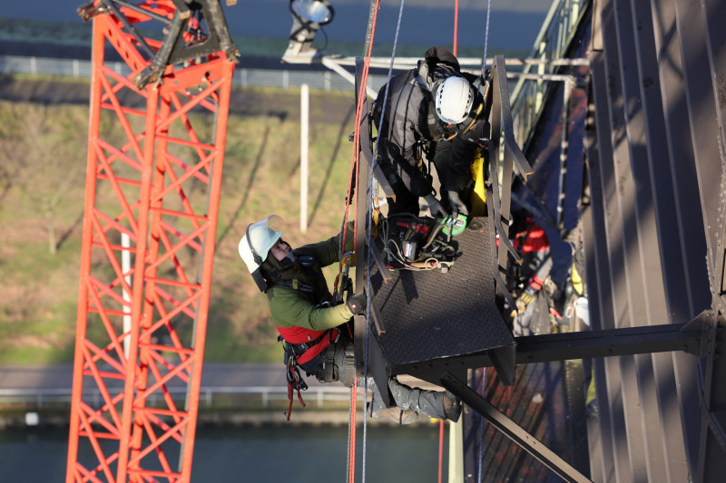 Zwei Industriekletterer bei der Demontage der Umläufe des Gasometers in großer Höhe.