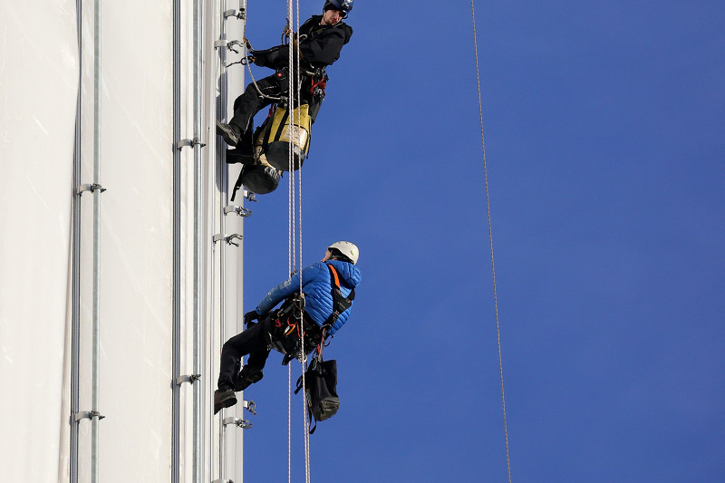 Industriekletterer am Gasometer