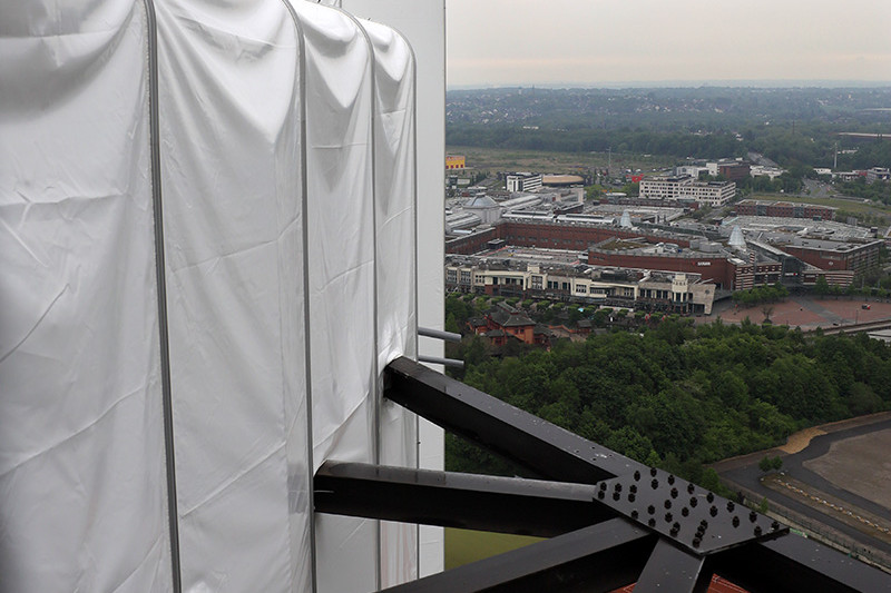 Eingehauste Dachkante und Fassade.