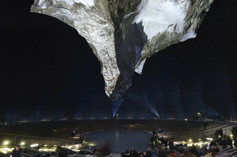 Foto der 3D-Projektion des Matterhorns, die kopfüber im 100 Meter hohen Luftraum des Gasometers dargestellt wird.