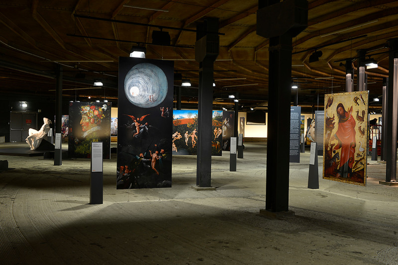 Exponate in der unteren Ausstellungsebene des Gasometers Oberhausen