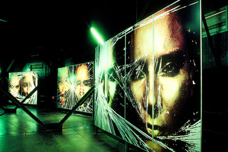 Bilder von zwei Gesichtern auf drei zerkratzen und  nebeneinander platzierten Tafeln