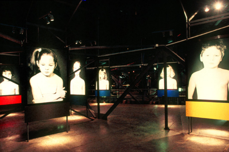 Bilder von Kindern mit nacktem Oberkörper auf verschiedenen Tafeln.