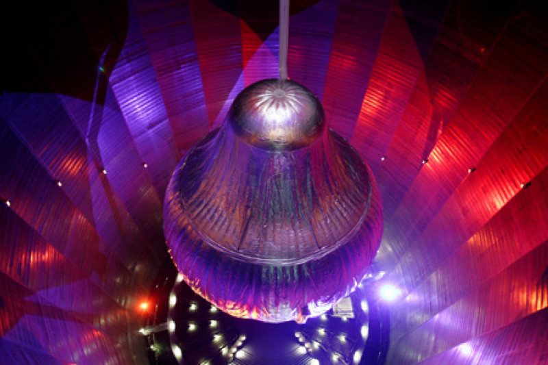 Von oben fotografierter silbriger Ballon im Inneren des Gasometers