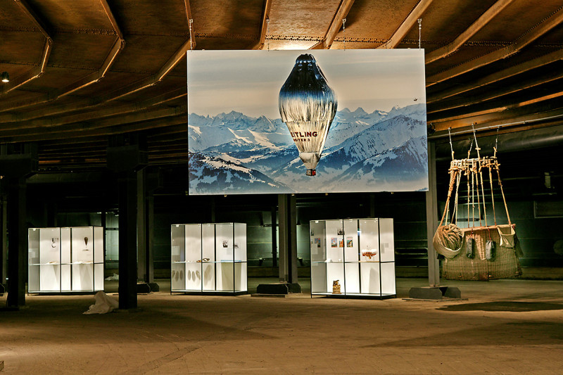 Vitrinen und Ballonkorb im Gasometer