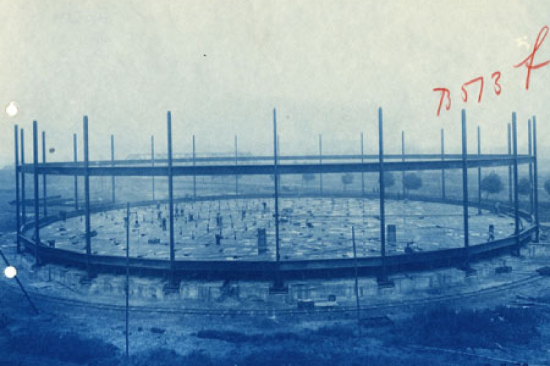 Historische Fotografie der Fundamentslegung des Gasometers.
