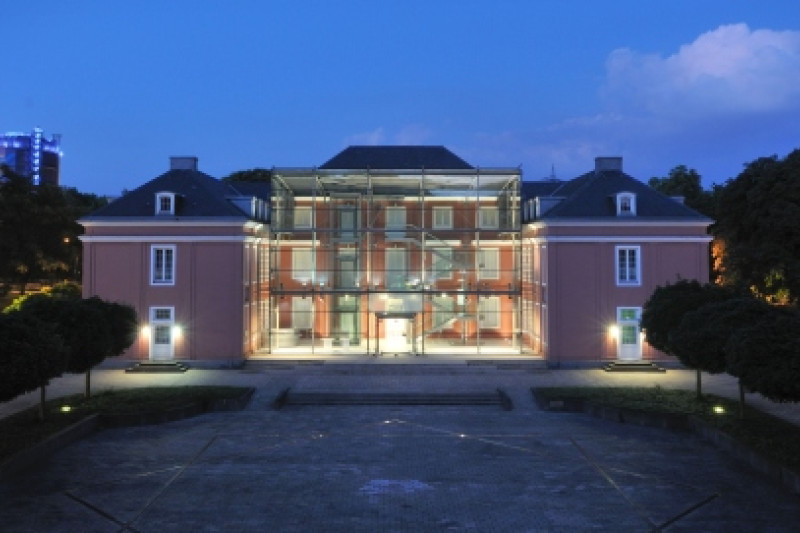 Nachtaufnahme des Schloss Oberhausen mit dem Gasometer im Hintergrund.