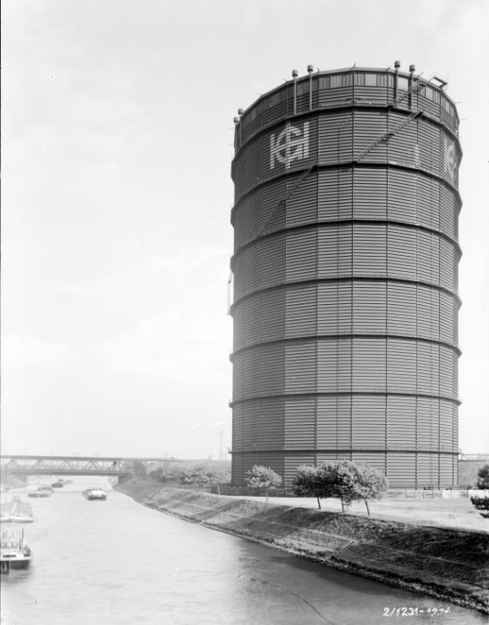 Historisches Schwarzweißfoto des Gasometers von 1929 mit dem Rhein-Herne-Kanal im Vordergrund.