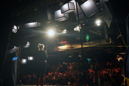 Wissenschaftlerin vor Publikum